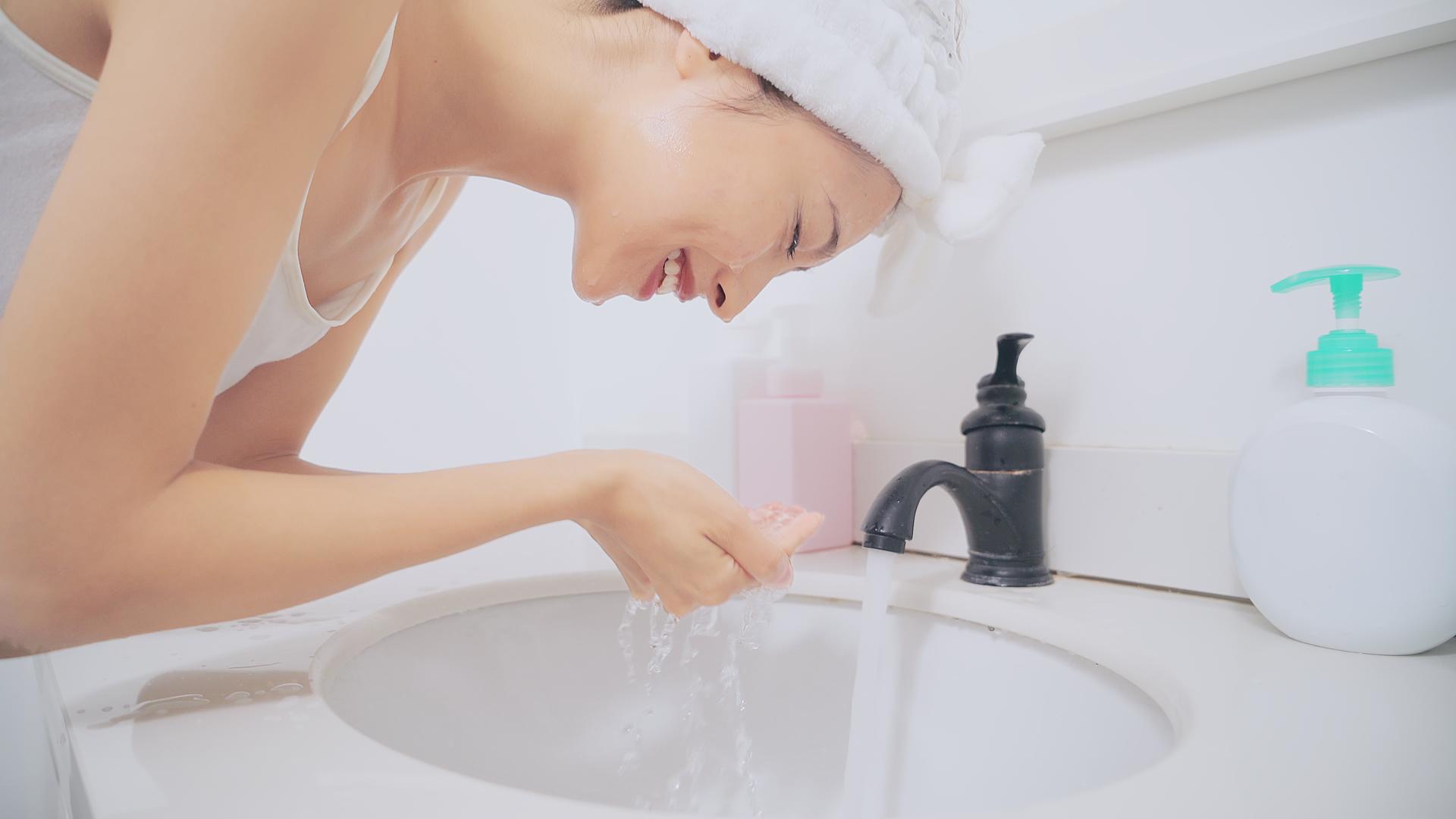 4K女性居家用清水洗脸视频的预览图