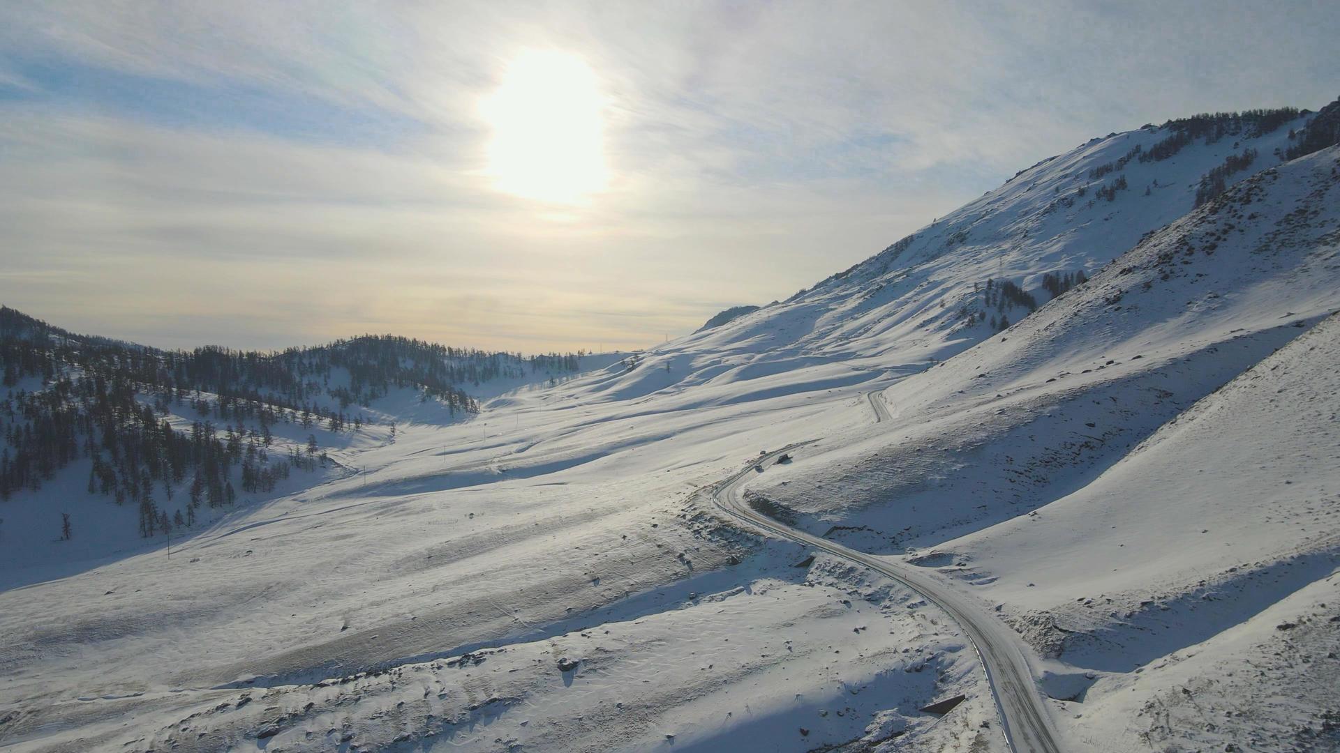 日落雪山风景优美交通道路旅行视频的预览图
