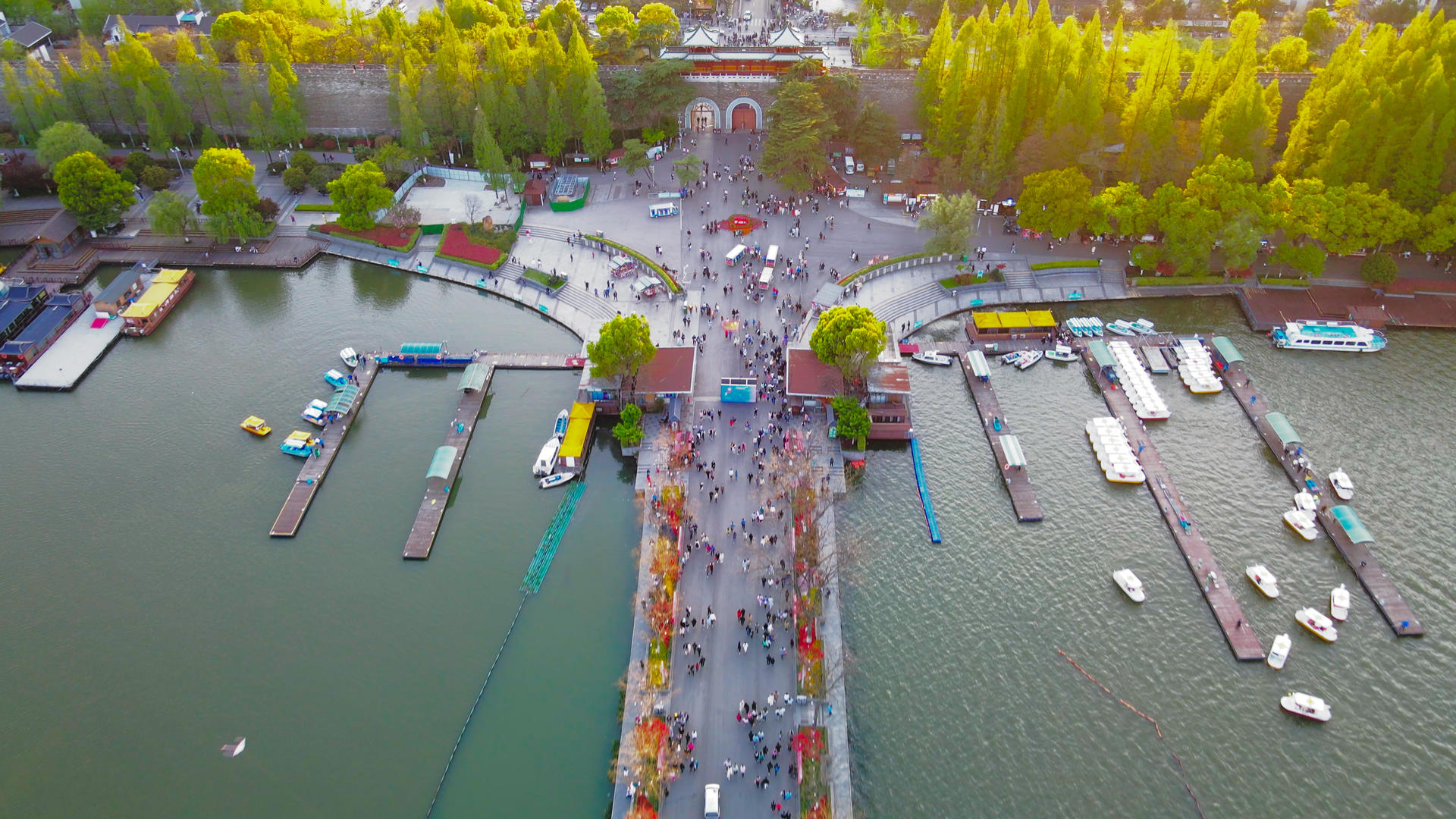 4K航拍南京旅游AAAA景区玄武湖玄武门城门视频的预览图