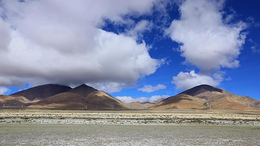 西藏蓝天白云与山脉延时视频视频的预览图