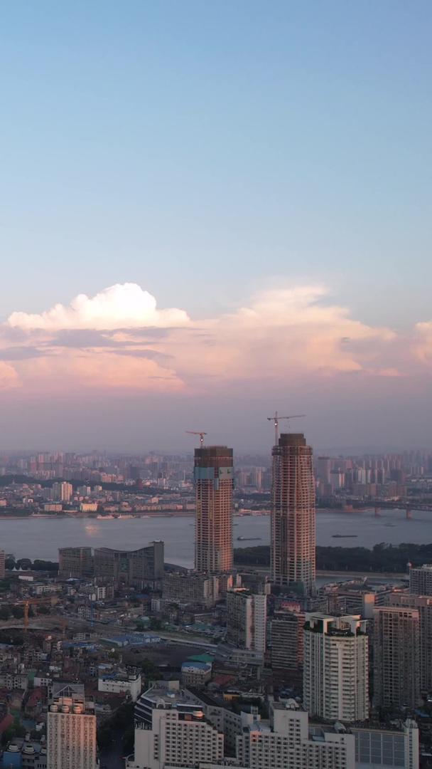 航拍城市蓝天白云晴天自然天气高楼天际线街景素材视频的预览图