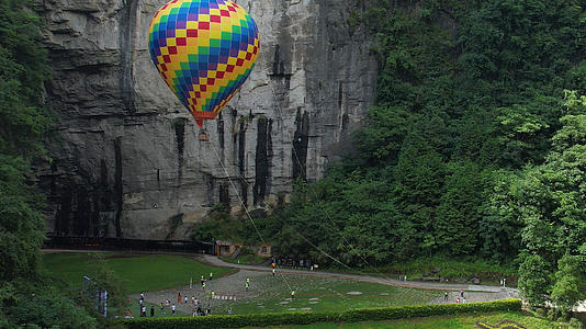 航拍城市旅游湖北5A级景区利川腾龙洞热气球4k素材视频的预览图