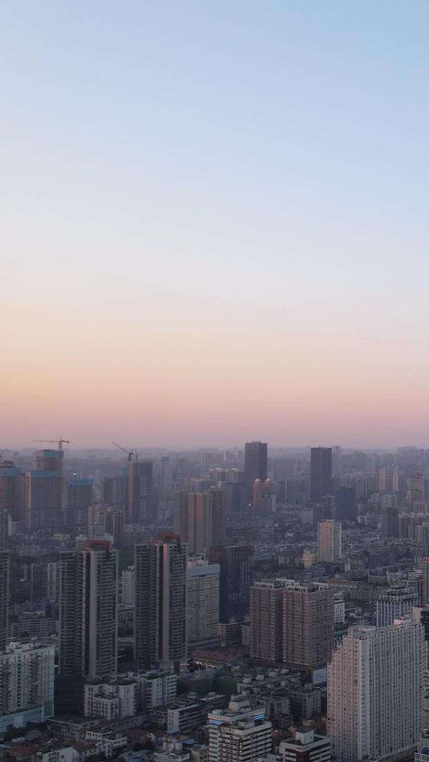 航拍城市天空自然长江江景天际线高楼街景素材视频的预览图