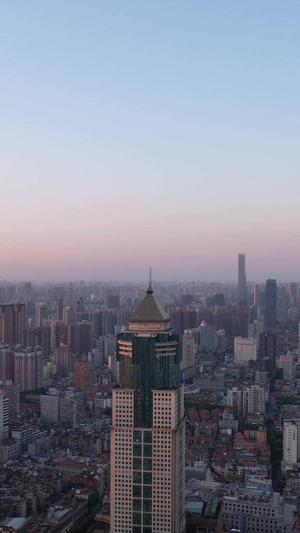 航拍城市天空自然长江江景天际线高楼街景素材视频的预览图