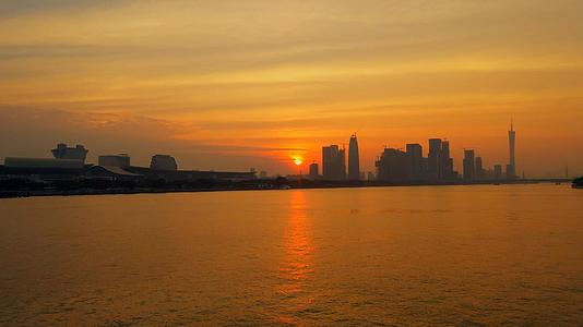 4K航拍唯美城市夕阳湖面风光视频素材视频的预览图