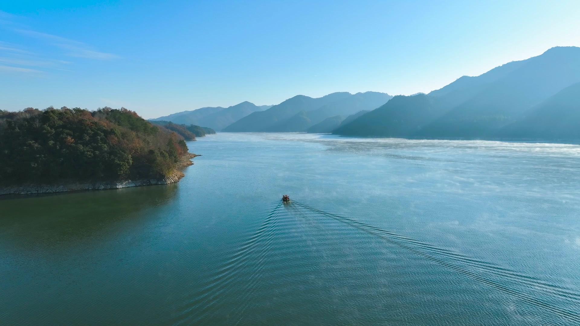 4K航拍震撼自然景观山河景观湖面游船大山大河自然景观视频的预览图