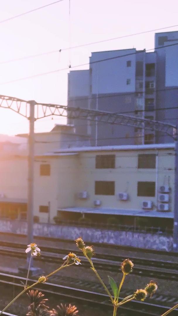 夕阳黄昏下老绿皮客运列车视频的预览图