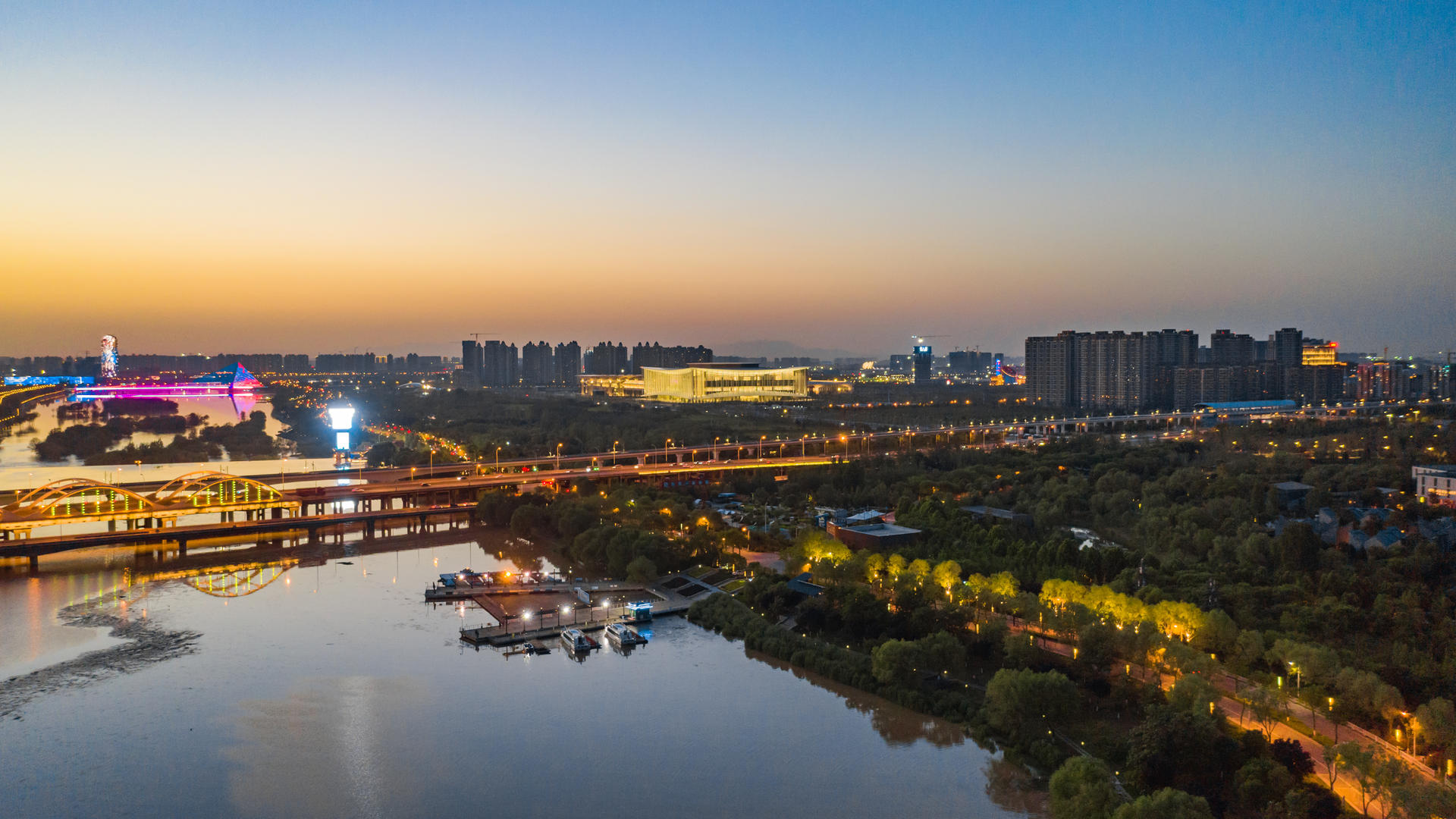 西安灞河广运大桥国际会议中心夕阳航拍5k延时视频的预览图