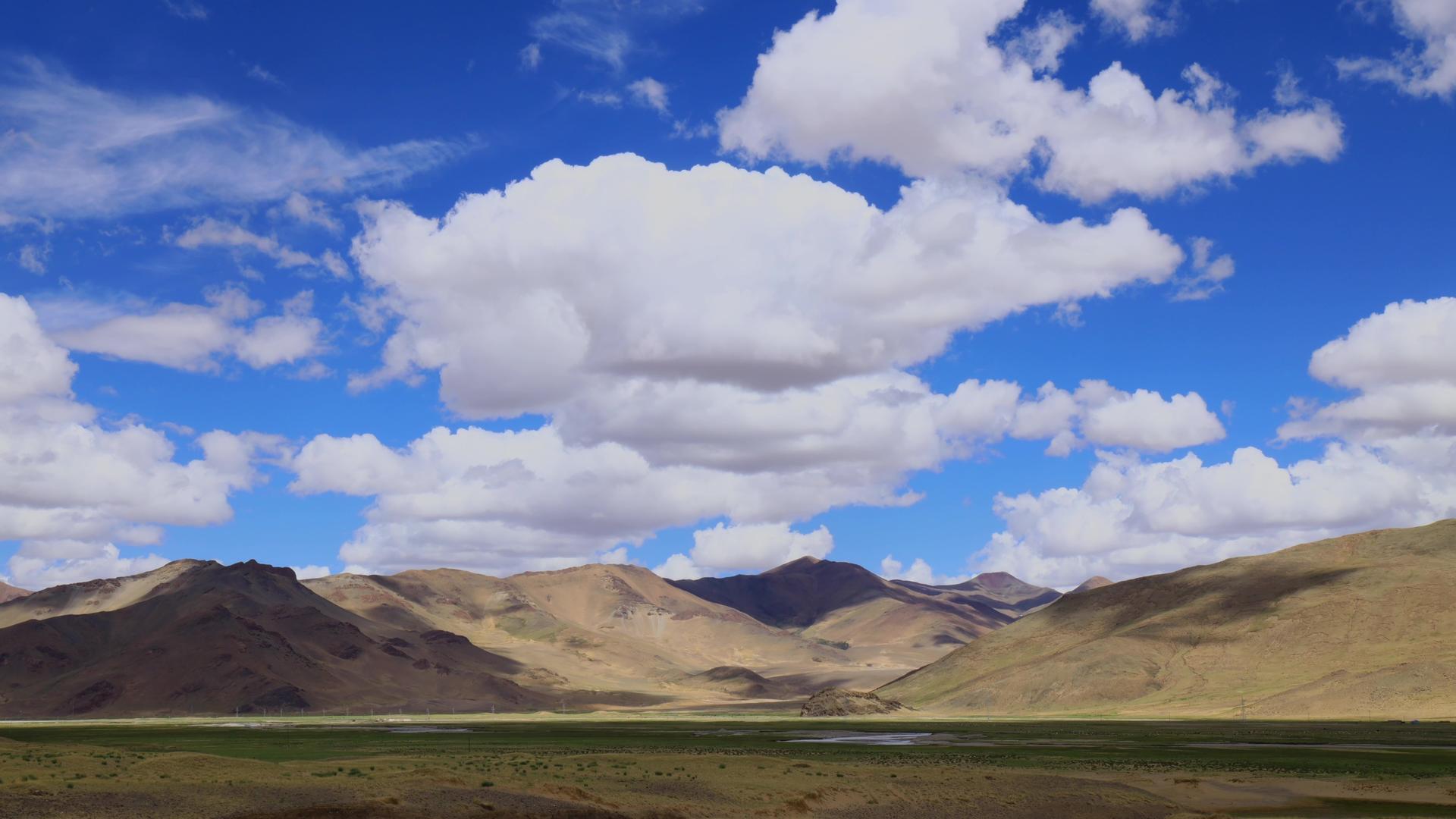 西藏大气磅礴的蓝天白云山脉延时视频视频的预览图