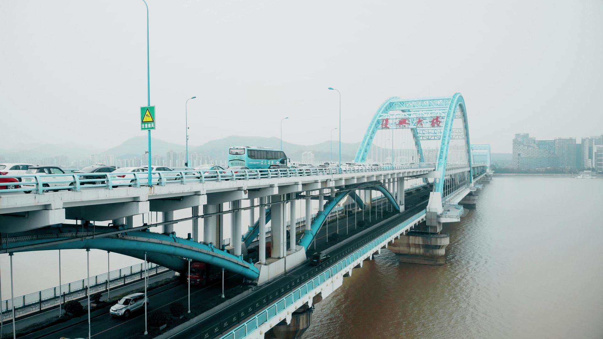 航拍杭州复兴大桥晨雾中的车流视频的预览图