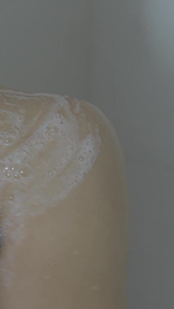 美女浴室洗澡淋浴浴露镜头洗澡视频的预览图