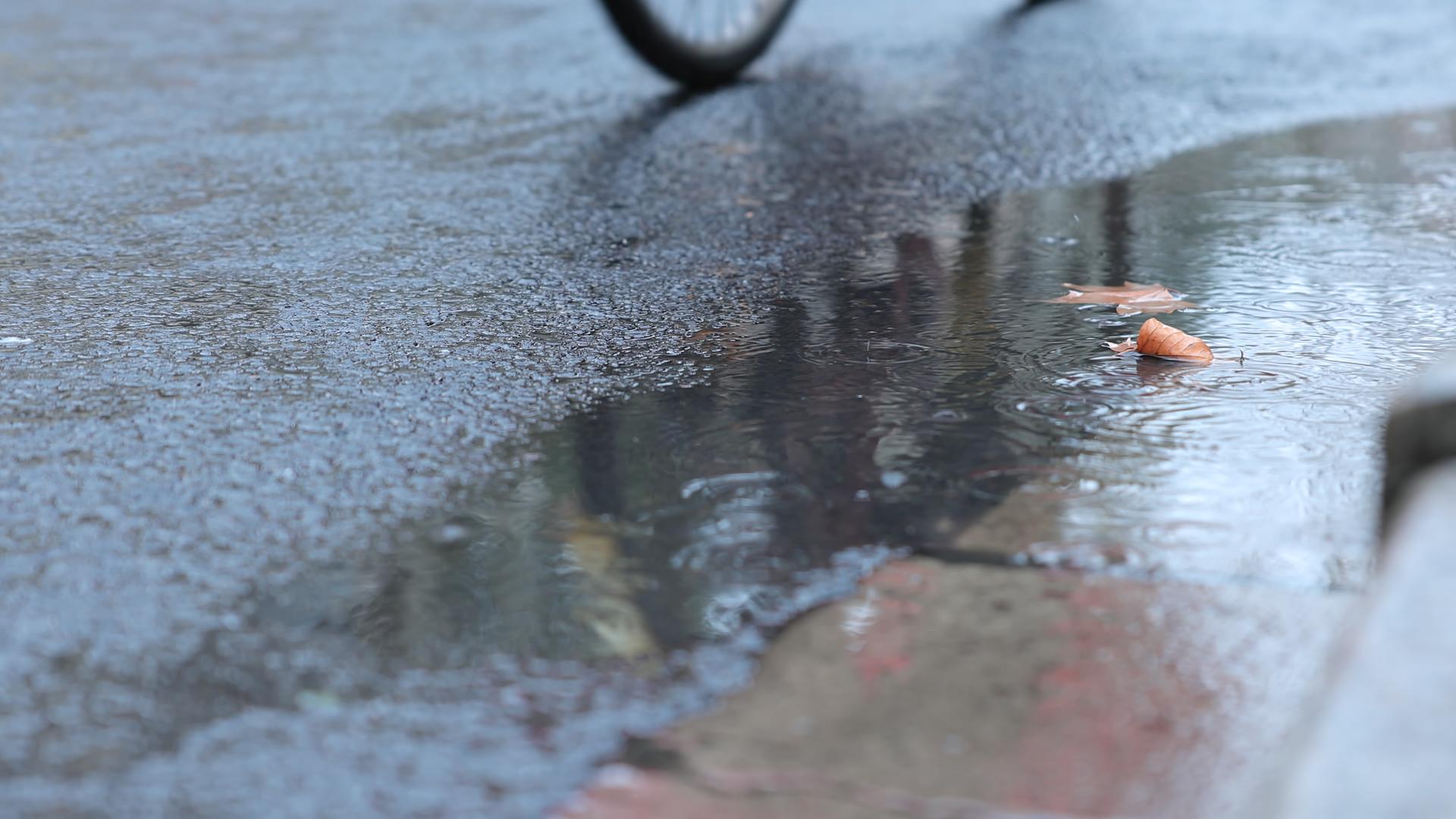 雨中路边水洼视频的预览图