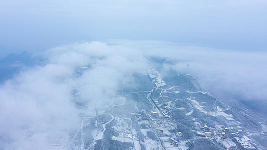 4K航拍雪山之巅云雾缭绕宏伟大气自然风光雪景云海视频的预览图