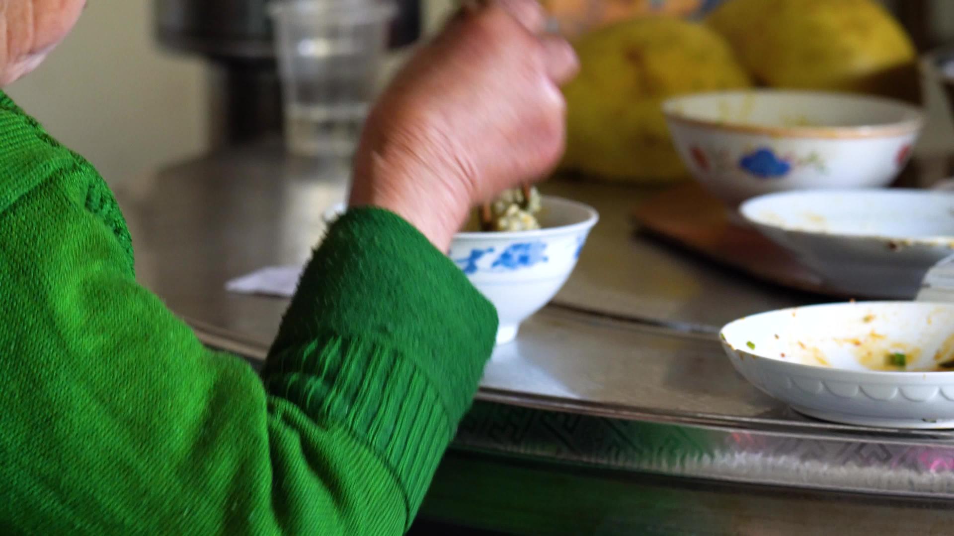 农村老年人4K吃饭实拍视频视频的预览图