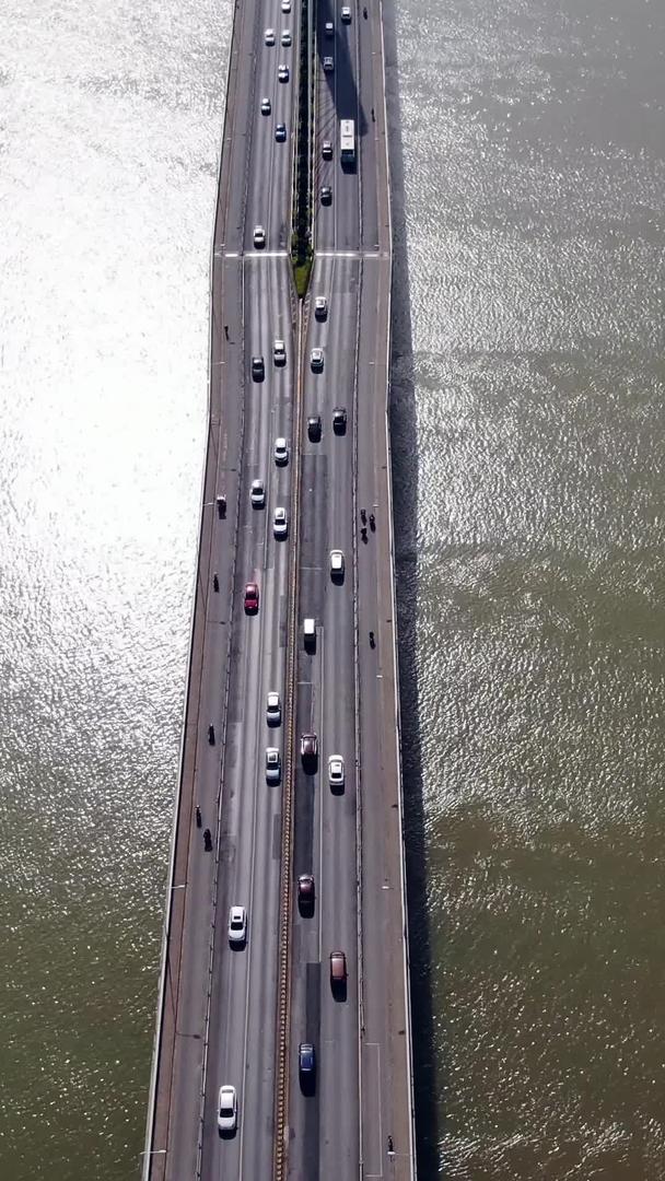 跨河大桥航拍交通流量视频的预览图