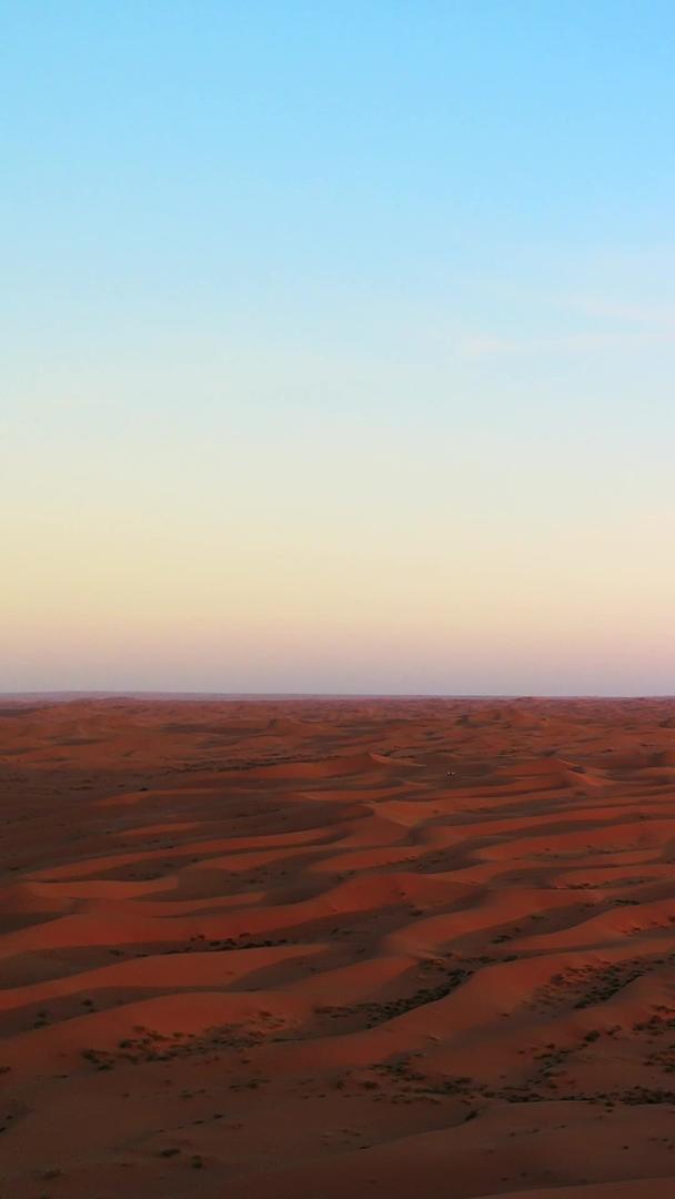 沙漠地貌在航拍晚霞下的地貌视频的预览图