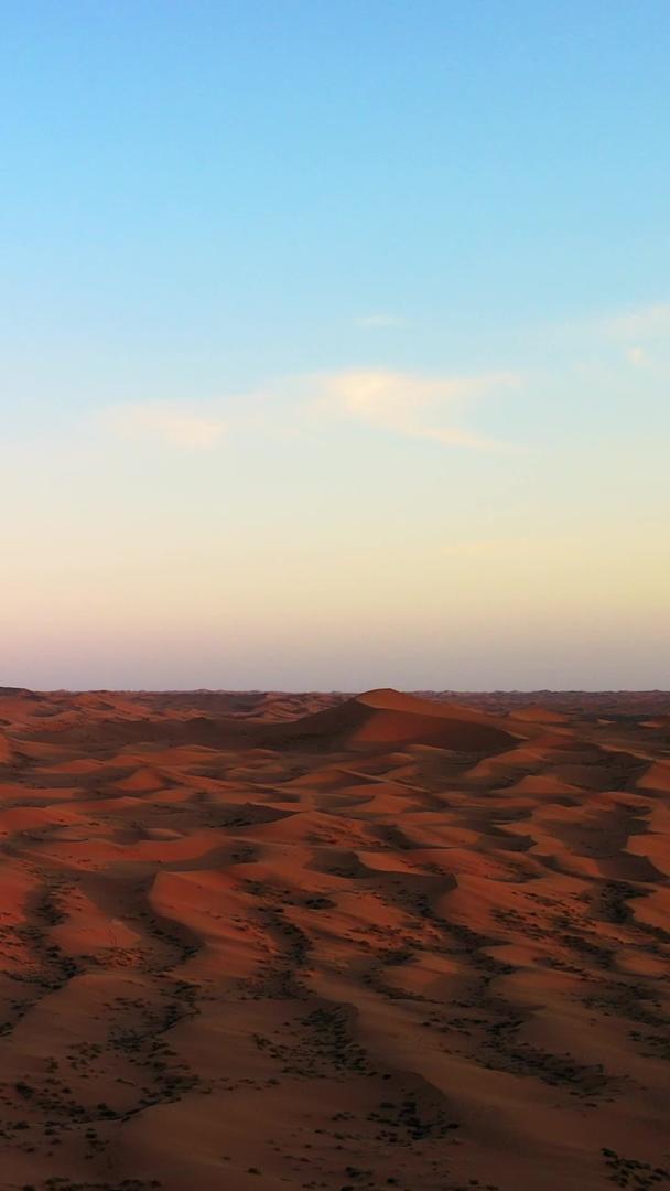 沙漠地貌在航拍晚霞下的地貌视频的预览图