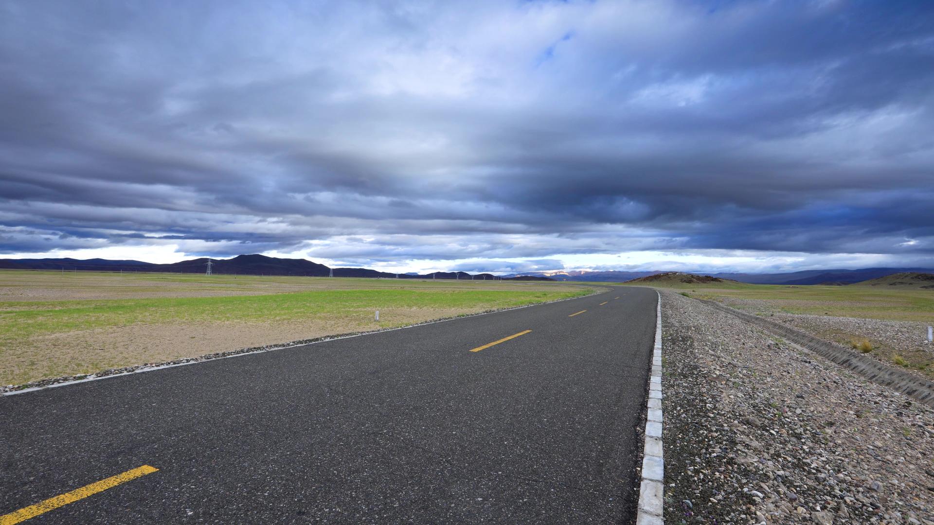 风云变幻的西藏公路延时视频视频的预览图