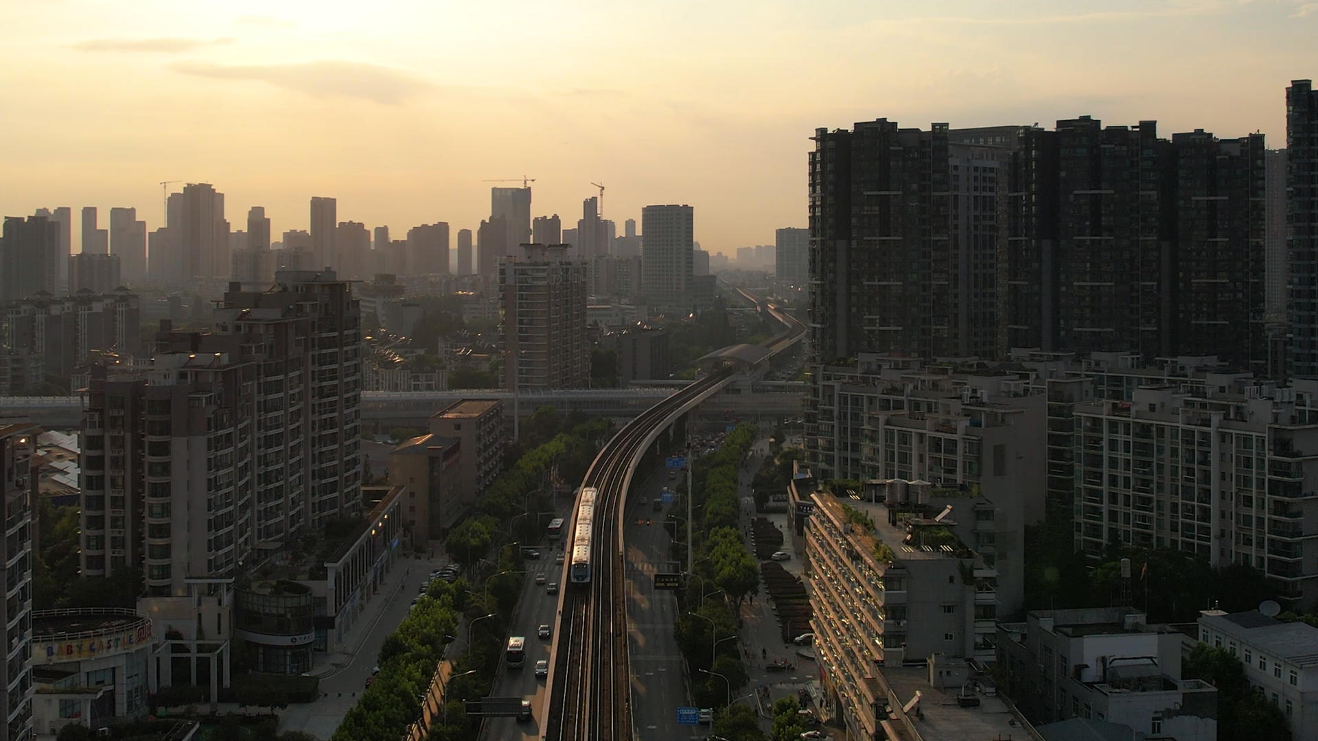 航拍城市夕阳落日天空轨道交通轻轨列车道路街景4k素材视频的预览图