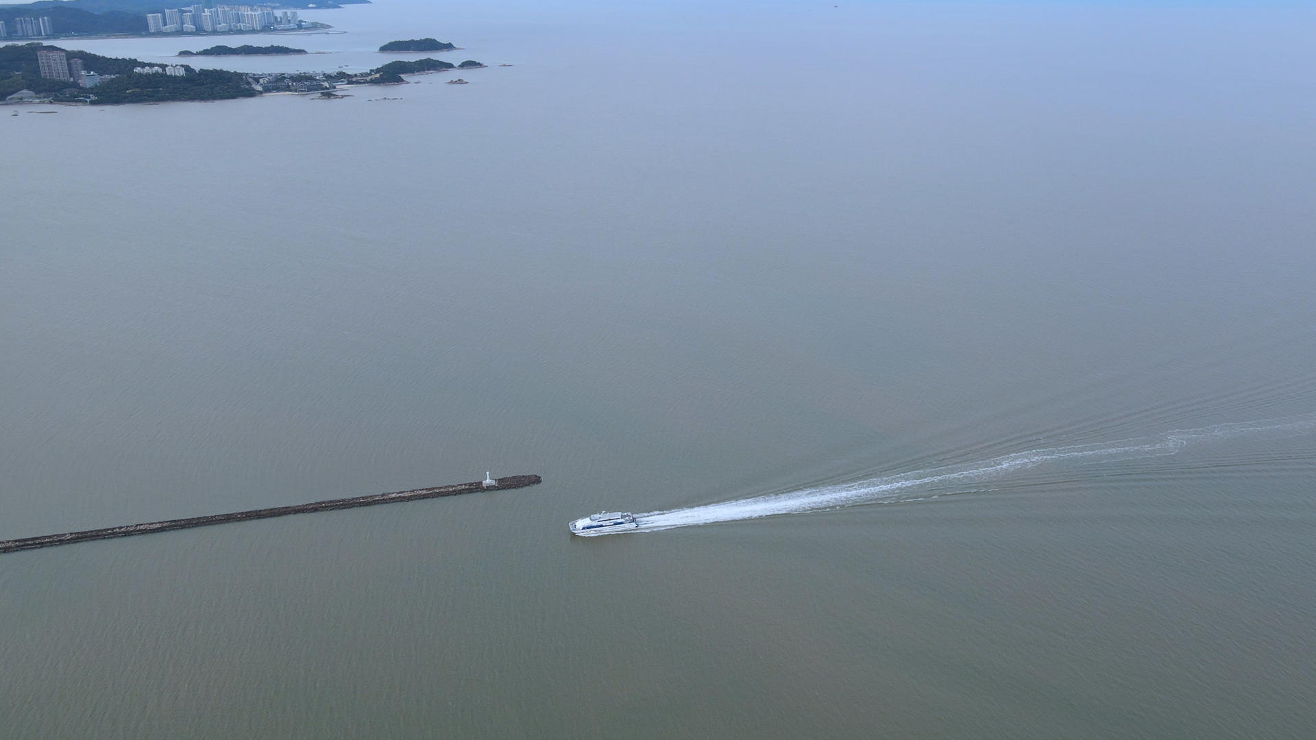 航拍大海中行驶的客轮游轮4k素材视频的预览图