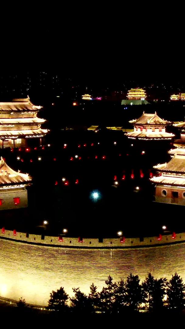 航空拍摄古城墙灯光夜景视频的预览图