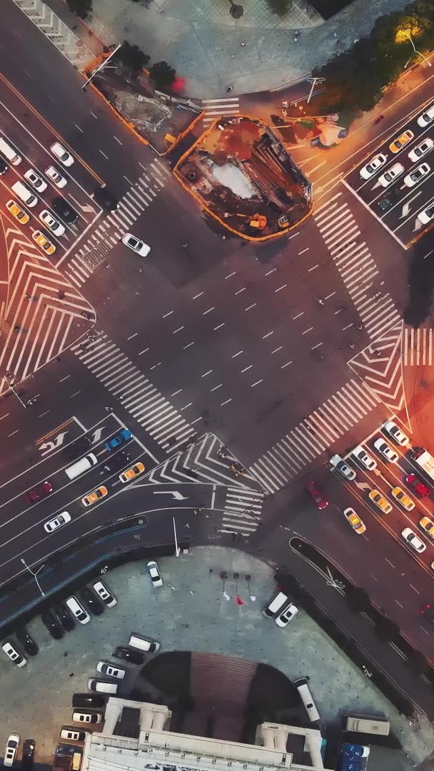 城市风景交通道路十字路口人行道交通流量城市夜景素材视频的预览图