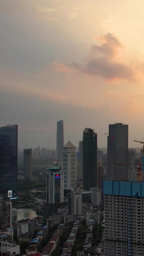 航拍城市日落天空日落天空自然天气地标建筑天际线高楼材料视频的预览图