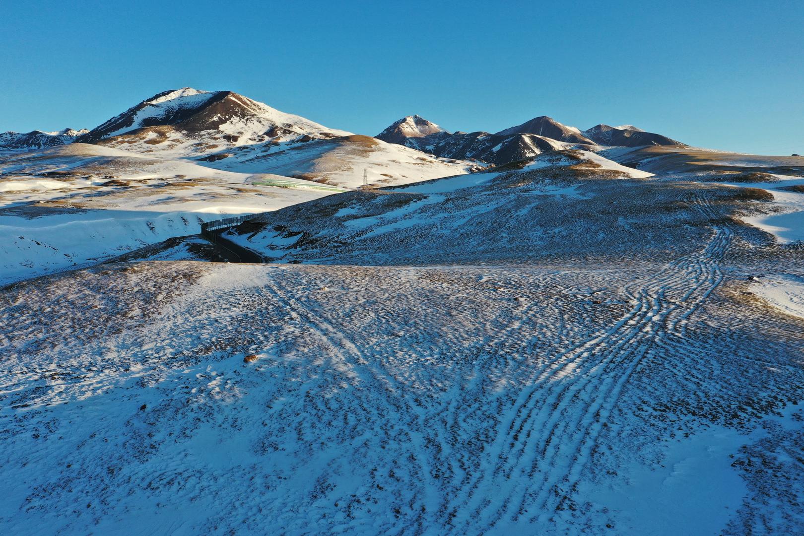 冬季雪山公路航拍4K素材视频的预览图