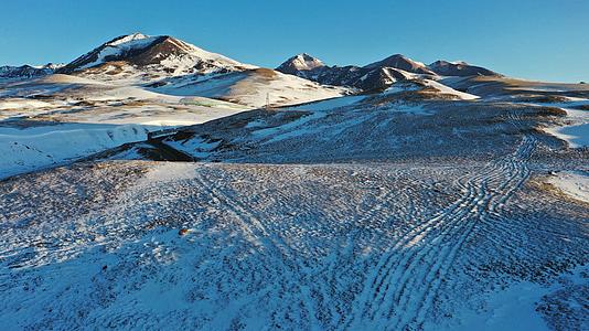 冬季雪山公路航拍4K素材视频的预览图