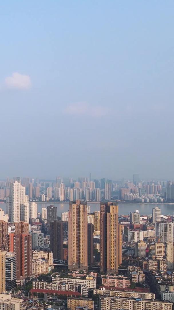 武汉市中心中央商务区航拍风景城市蓝天白云下的标志性建筑写字楼材料视频的预览图