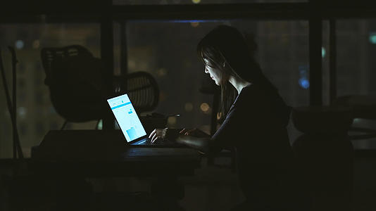 4k夜晚居家女性使用电脑上网视频的预览图