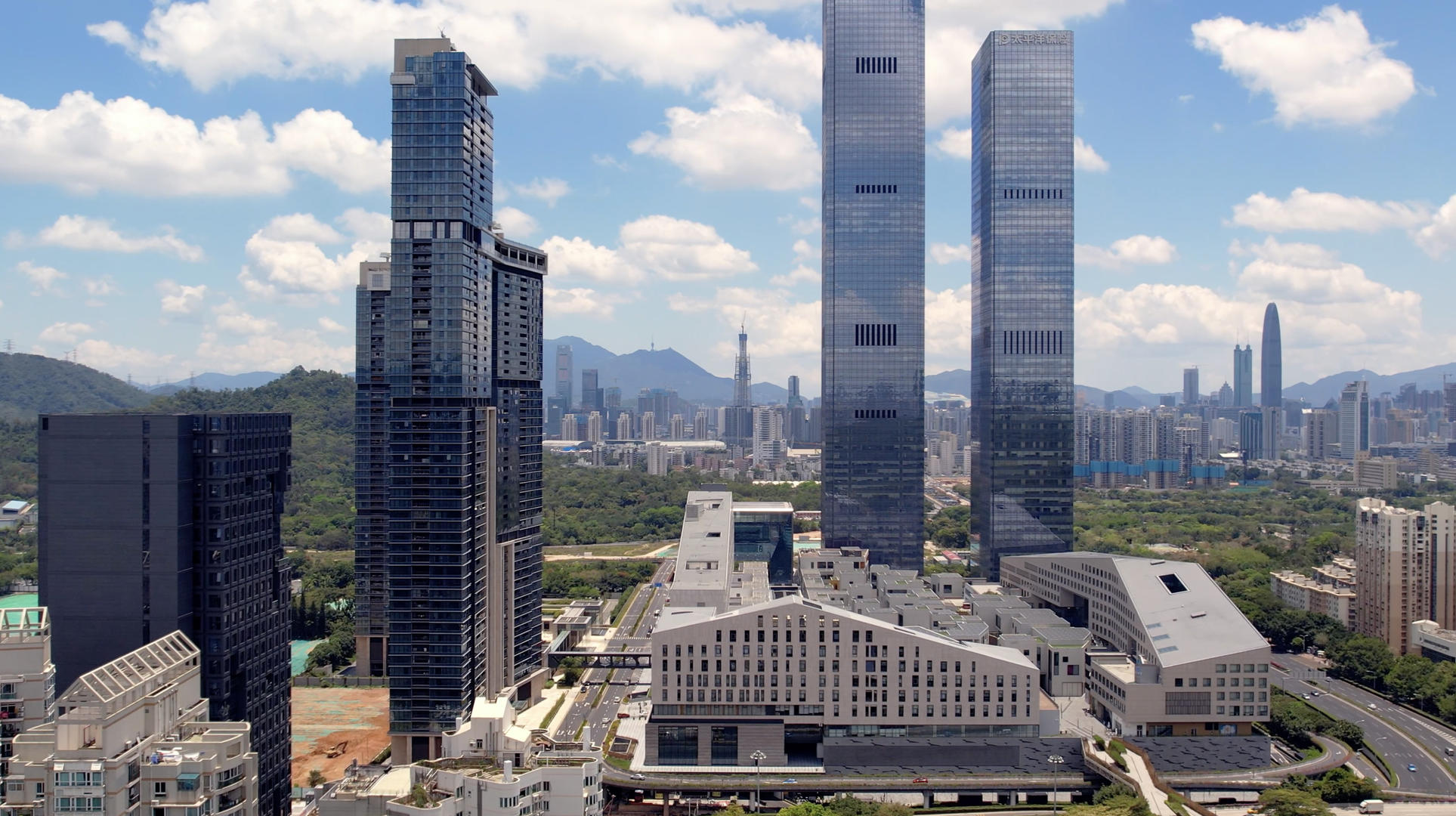 4K大疆Air2s实拍大鹏展翅高飞下深圳城市建筑视频的预览图