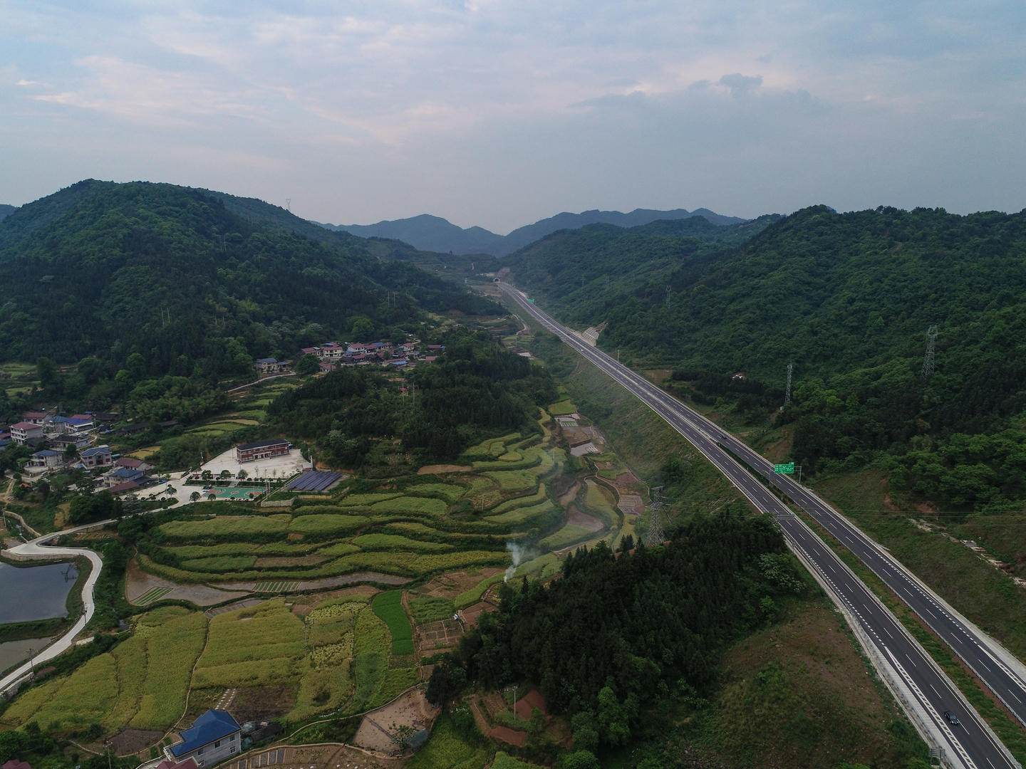 航拍高速公路大范围移动延时视频的预览图