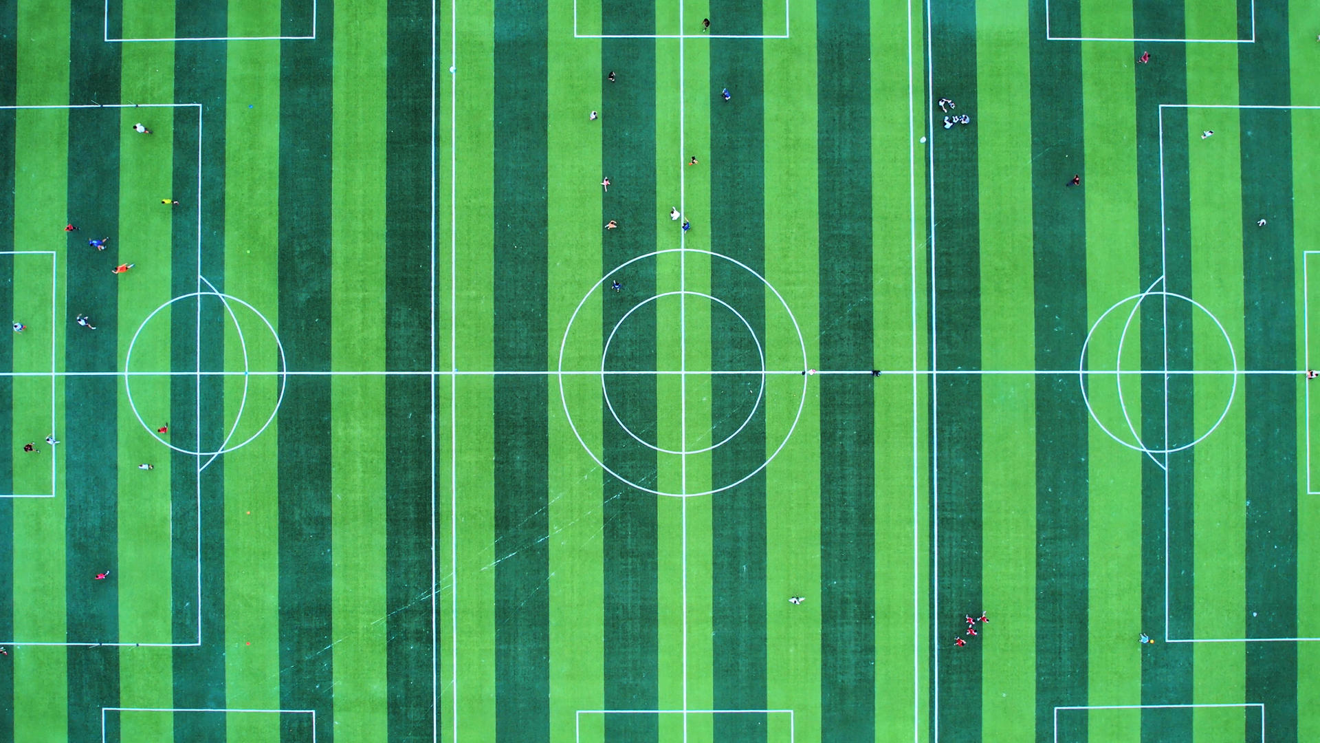 航拍城市运动场上踢足球比赛运动健身的人群4k素材视频的预览图