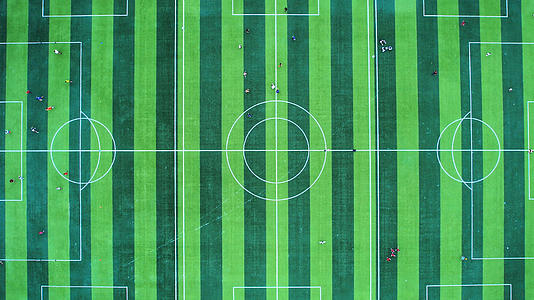 航拍城市运动场上踢足球比赛运动健身的人群4k素材视频的预览图