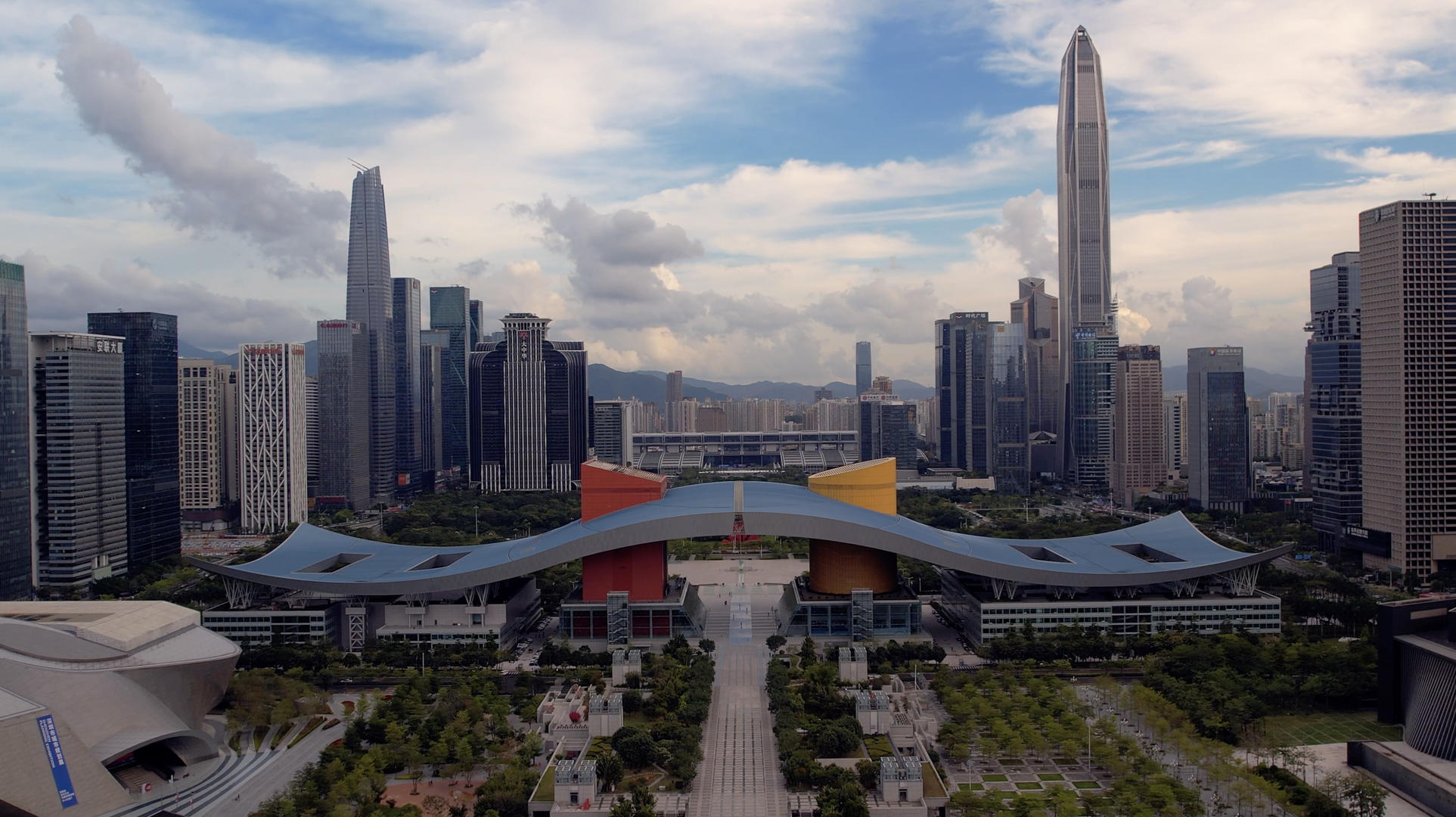 4K航拍大鹏展翅高飞下深圳市民中心平安大厦视频的预览图