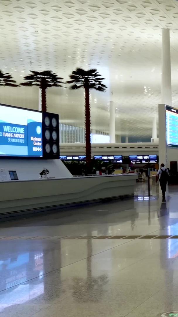国内机场出发大厅视频素材视频的预览图