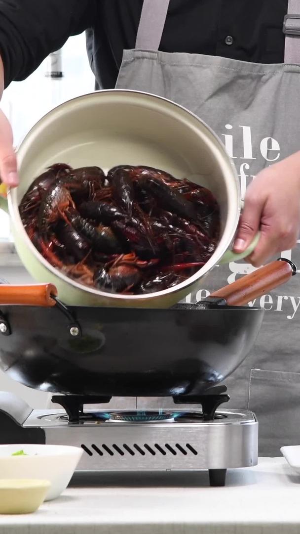 十三香小龙虾烹制集合集合视频的预览图