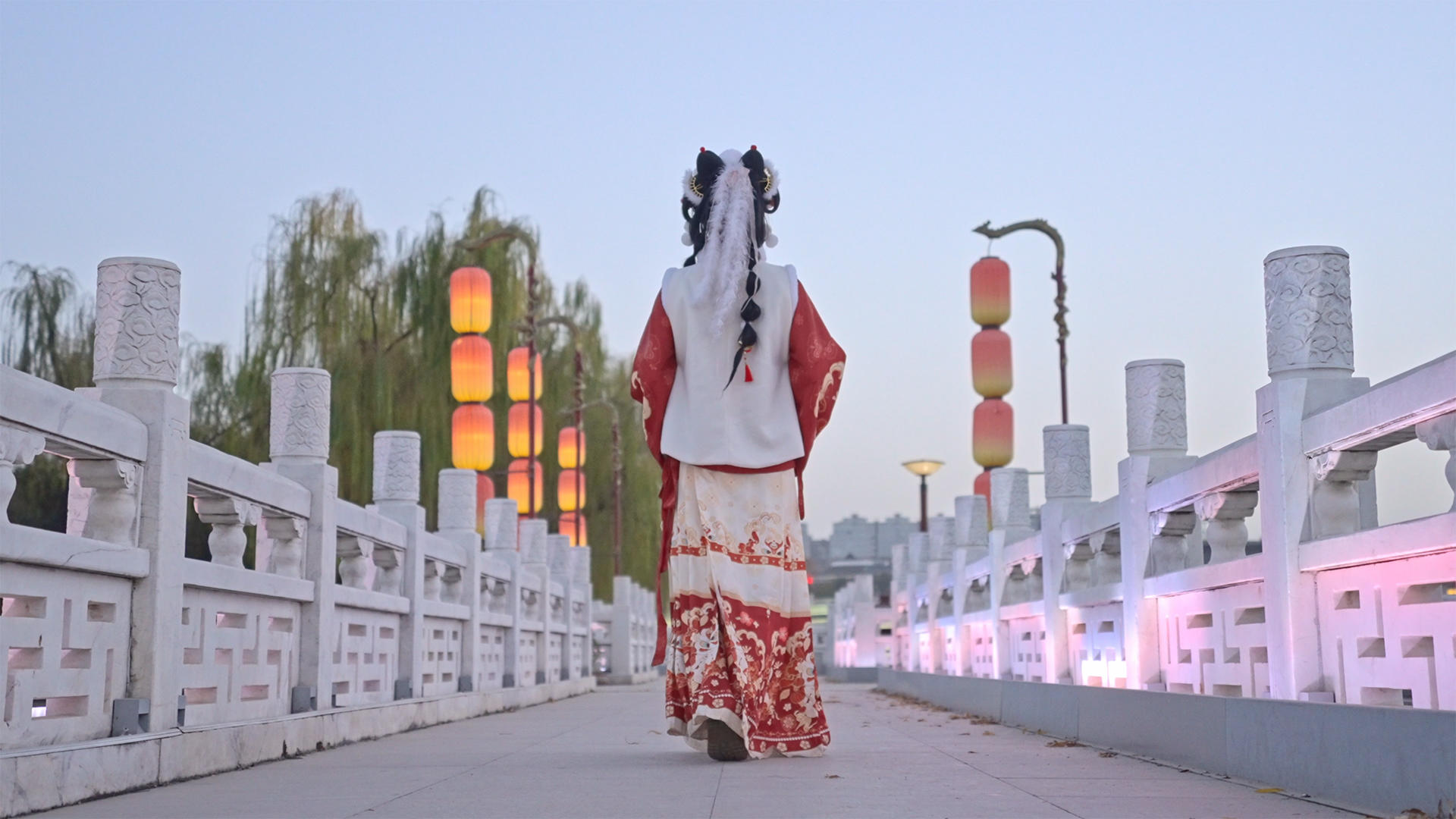 西安大唐芙蓉园4K升格古装少女视频的预览图