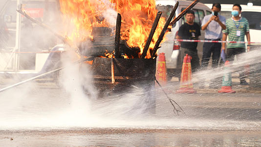 慢镜头升格拍摄城市消防演习现场火焰被消防员水带扑灭4k素材视频的预览图