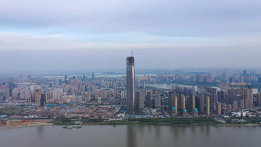 航拍风光城市武汉城市建设长江边最高楼绿地中心4k素材视频的预览图