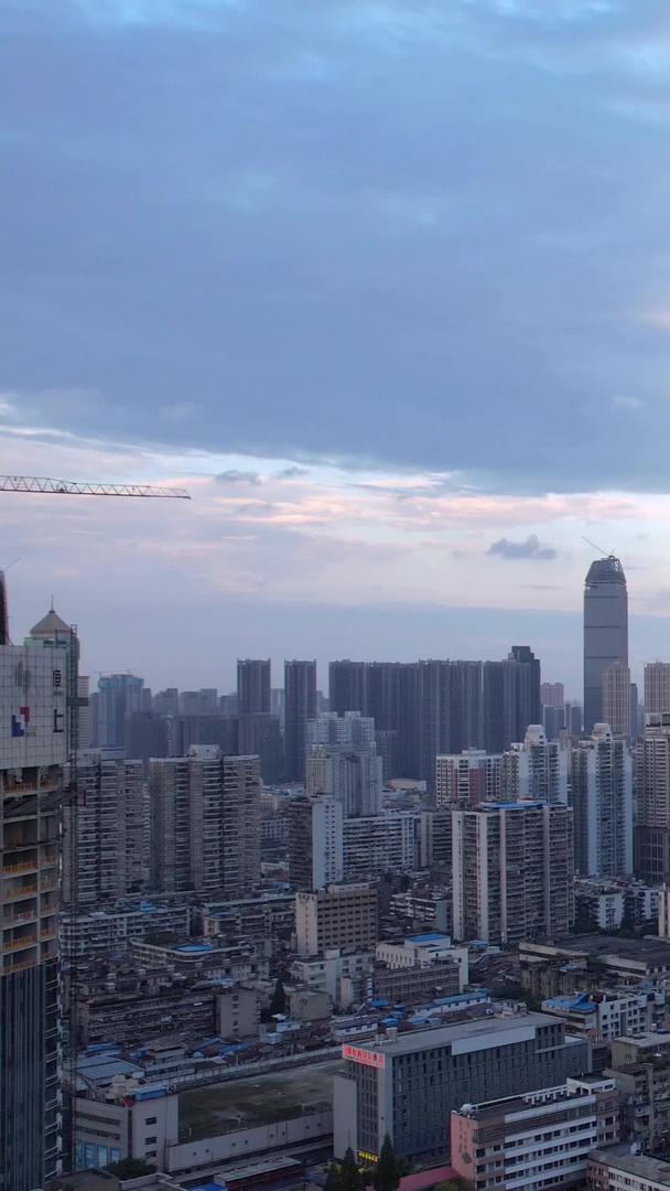 航拍城市夕阳天空自然天气地标建筑天际线高楼街景素材视频的预览图