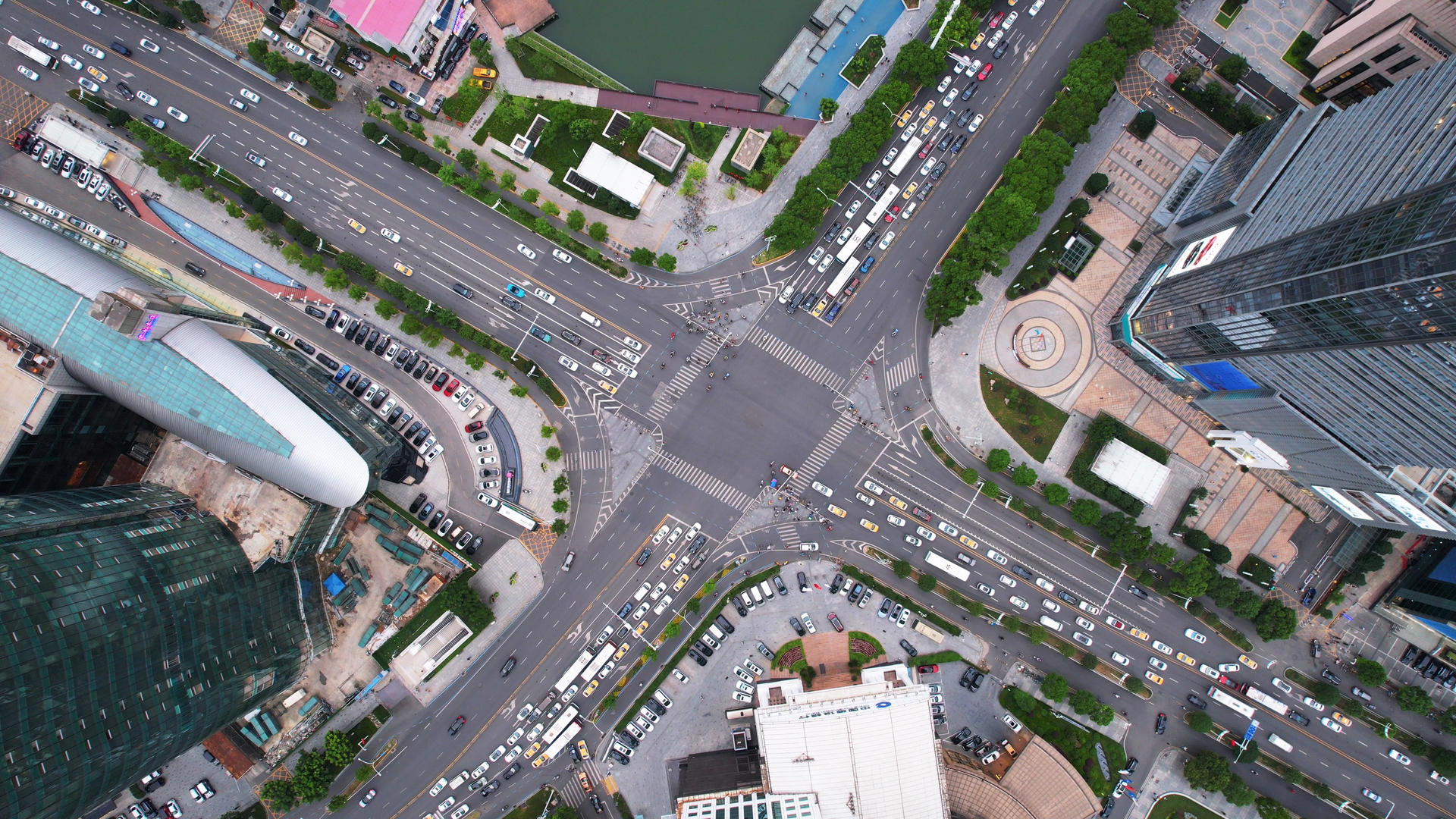 航拍城市中心繁华路段高峰期堵车交通路口街景车流4k素材视频的预览图