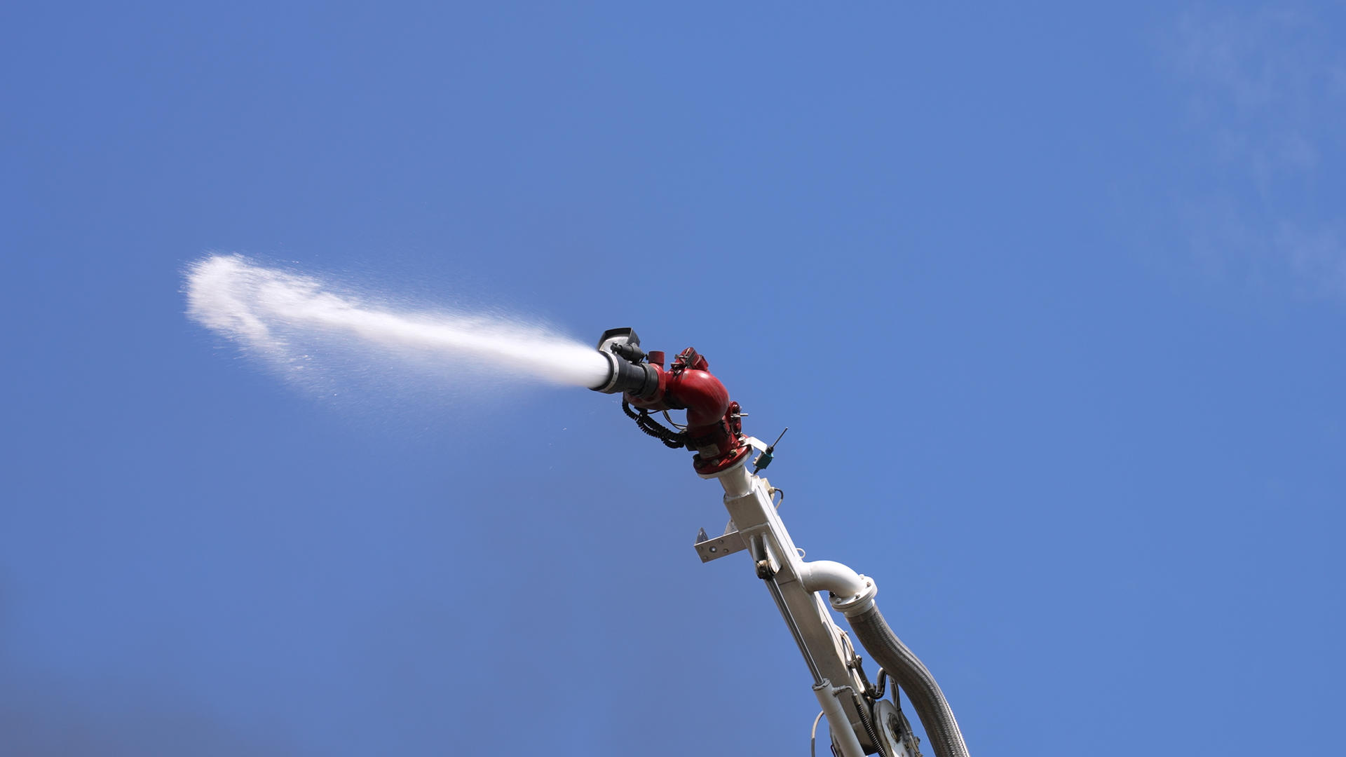 慢镜头升格拍摄城市火灾现场消防车水龙头喷水灭火4k素材视频的预览图