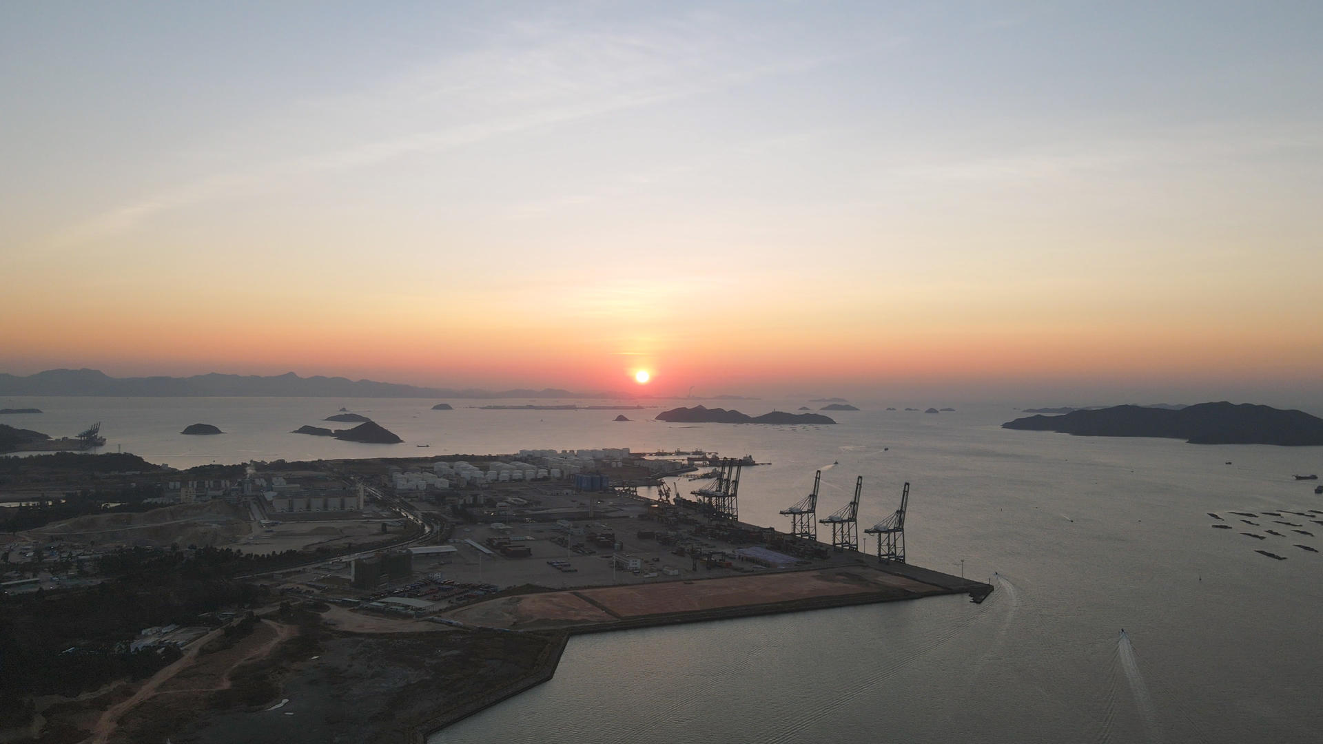 航拍广东惠州海景朝阳日出4k自然风光素材视频的预览图