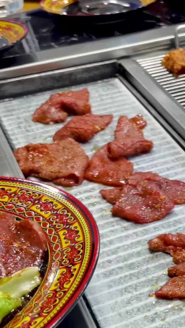 木炭烤肉四川火盆视频的预览图