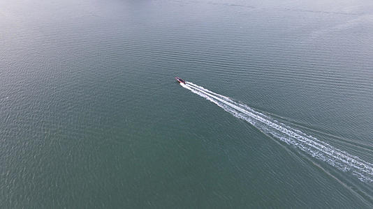 航拍蓝色大海里的旅游快艇4k素材视频的预览图