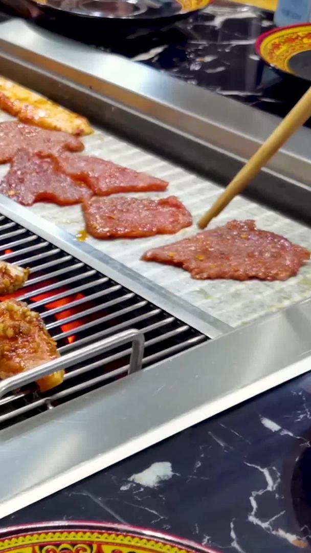 木炭烤肉四川火盆视频的预览图
