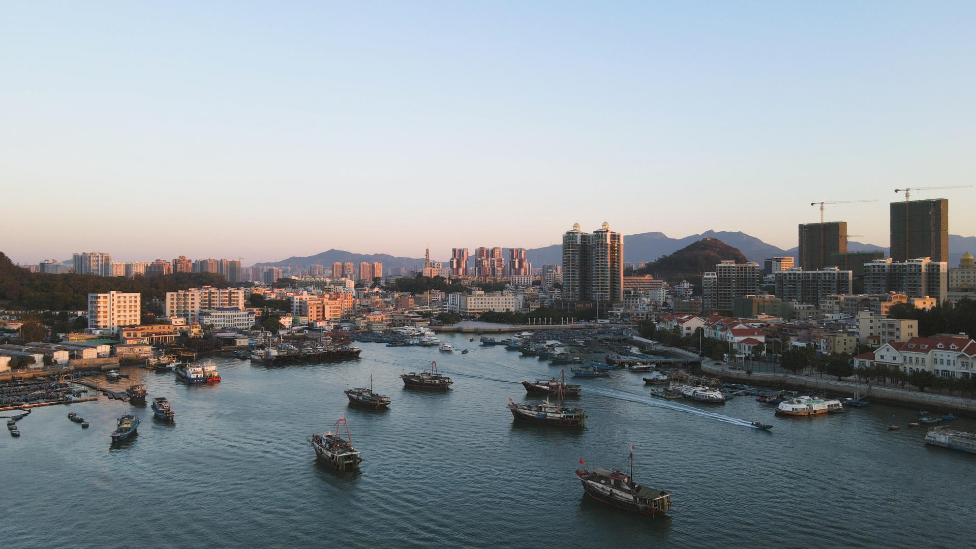 航拍广东惠州海边小渔村自然风光4k城市素材视频的预览图