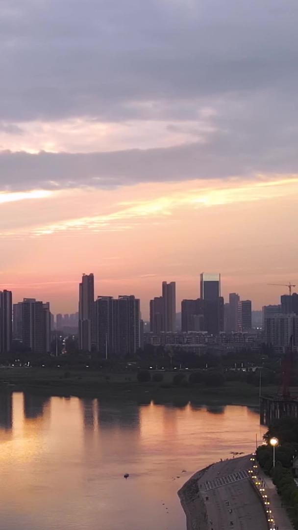 在航拍风光城市发展基础设施建设中汉江上的桥梁材料视频的预览图